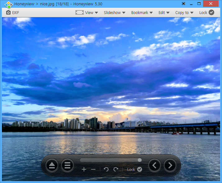 HoneyView main interface showing image viewer window